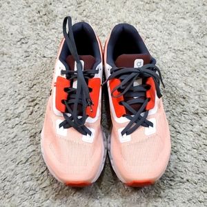NWOT On Cloudstratus running walking shoe